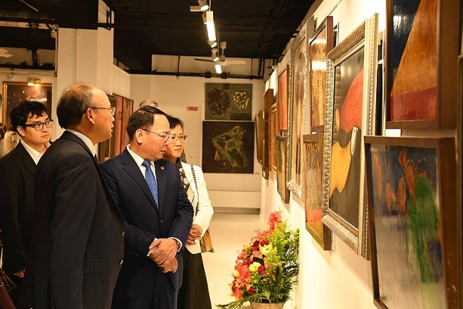 Vietnamese Lacquer Art Captivates Audiences in Paris