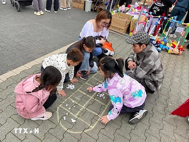 Overseas Vietnamese Children Celebrate Mid-Autumn Festival