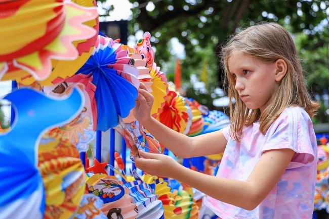 Foreigners Enjoy Vietnamese Mid-Autumn Festival