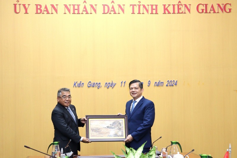 Giang Thanh Khoa (right), Vice Chairman of Kien Giang Provincial People's Committee, presented a souvenir to Mr. Meynardo LB. Montealegre - Ambassador Extraordinary and Plenipotentiary of the Republic of the Philippines to Vietnam.