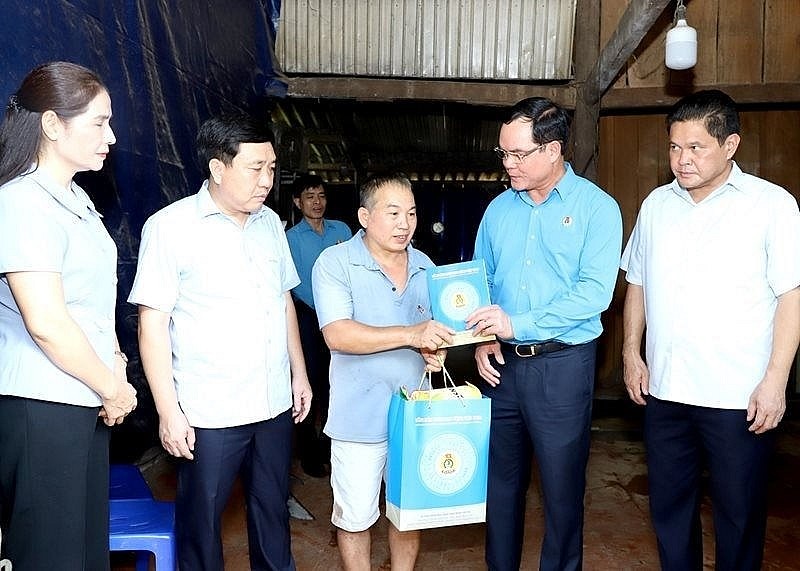 Vietnam Trade Union Gives Gifts to Members and Workers in Flood-hit Northern Provinces