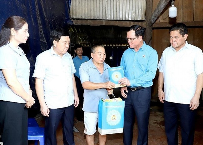 Vietnam Trade Union Gives Gifts to Members and Workers in Storm and Flood-hit Northern Provinces