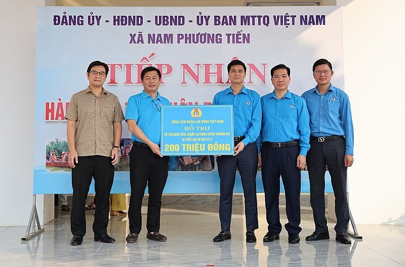 Vietnam Trade Union Gives Gifts to Members and Workers in Flood-hit Northern Provinces