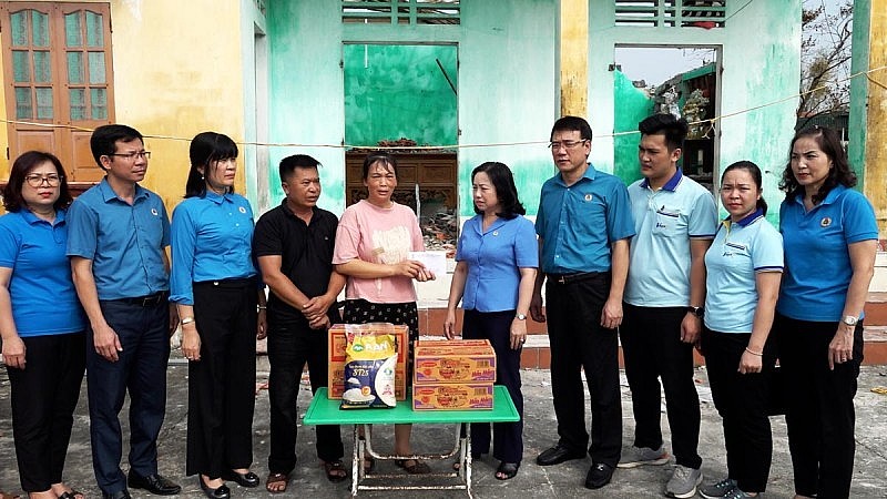 Vietnam Trade Union Gives Gifts to Members and Workers in Flood-hit Northern Provinces