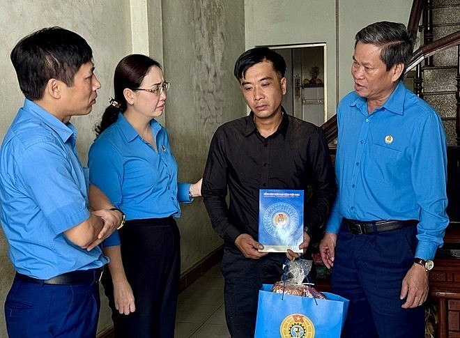 Vietnam Trade Union Gives Gifts to Members and Workers in Flood-hit Northern Provinces