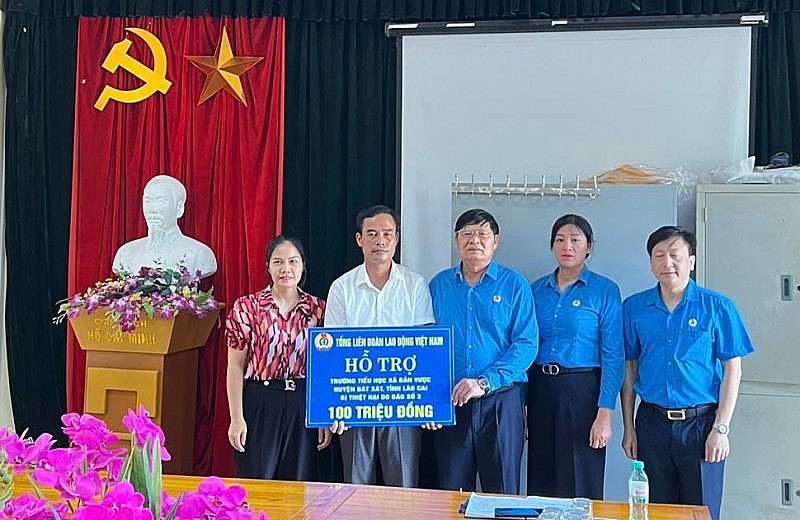 Vietnam Trade Union Gives Gifts to Members and Workers in Flood-hit Northern Provinces