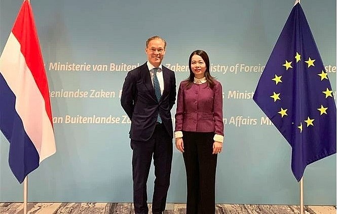 Deputy Minister of Foreign Affairs Nguyen Minh Hang and Prince Jaime de Bourbon de Parme, who is also Climate Envoy of the Netherlands.