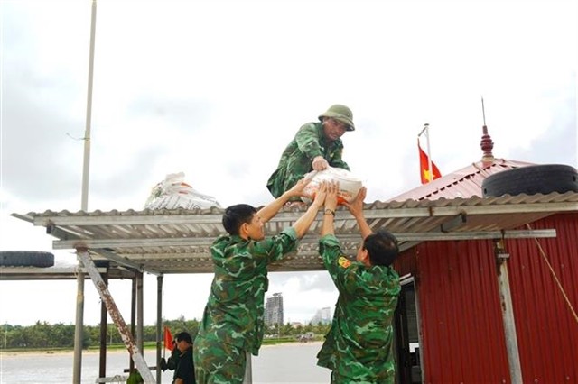 Border soldiers in Nhat Le Border Guard Command in Quang Binh Province prepare for the Storm No4. (Photo: VNA)