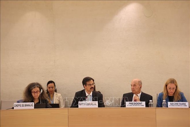 United Nations Special Rapporteur on the right to development Surya Deva (second from left) at the dialogue. (Photo: VNA)