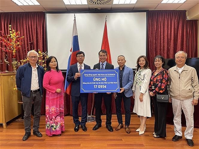 The Vietnamese Embassy in Slovakia receives token of relief worth over 17,000 EUR (19,000 USD) raised by the Vietnamese community in the European country (Photo: VNA)