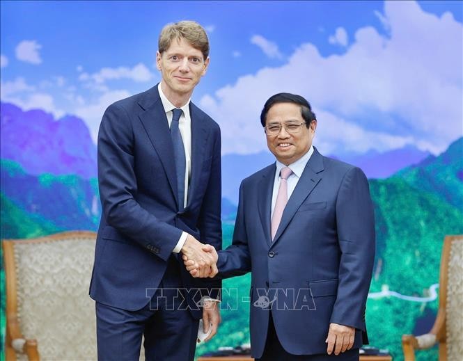 Prime Minister Phạm Minh Chinh (R) receives Robert Maersk Uggla, Chairman of A.P. Moller Holding (APM Holding) (Photo: VNA)