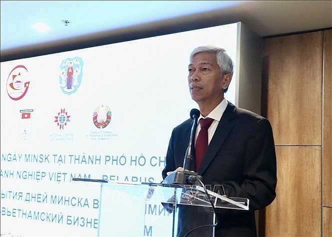 Vice Chairman of the municipal People's Committee Vo Van Hoan speaks at the forum. (Photo: VNA)