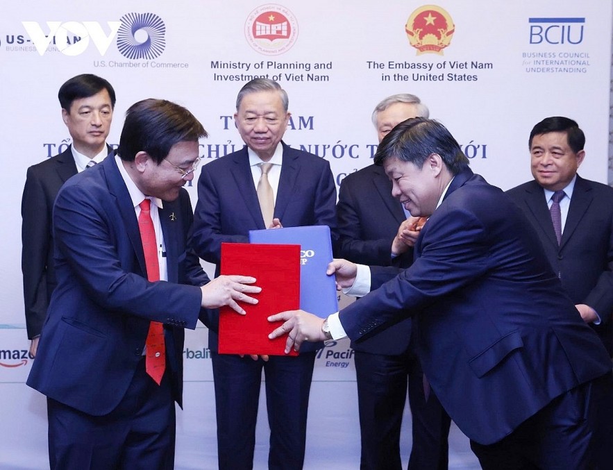 Party General Secretary and President To Lam witnesses the exchange of a memorandum of understanding in the fields of AI, semiconductors, and data center construction in Vietnam between Sovico Group and SuperMicro.