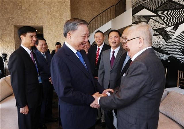 Party General Secretary and State President To Lam meets with Vietnamese intellectuals in Houston. (Photo: VNA) 