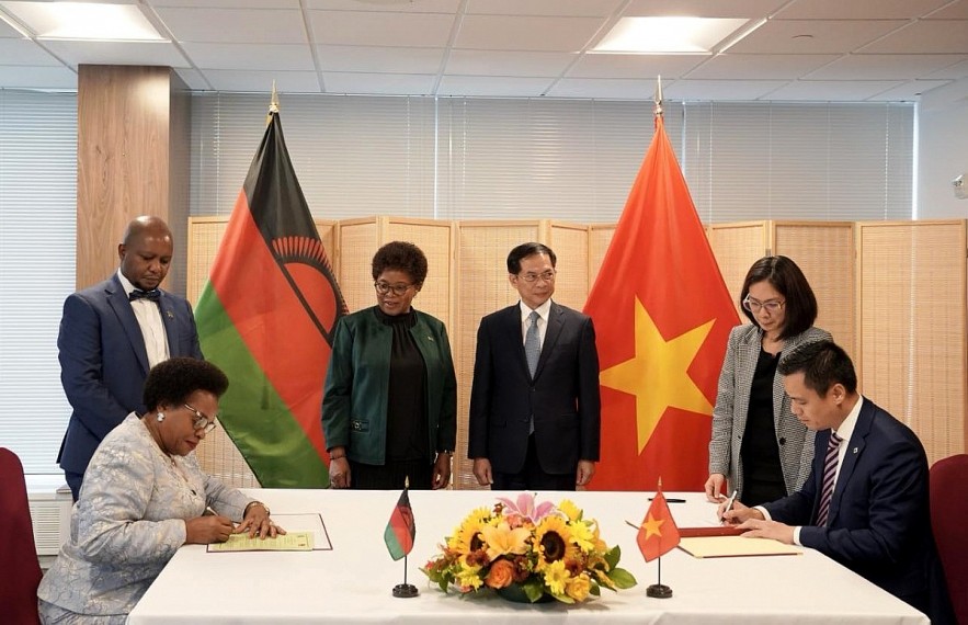 Representatives from Vietnam and Malawi have signed a joint communiqué on establishing diplomatic relations between the two countries at the headquarters of the Permanent Mission of Vietnam to the United Nations in New York, the United States.