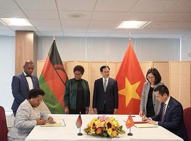 Representatives from Viet Nam and Malawi sign a joint communiqué on establishing diplomatic relations between the two countries at the headquarters of the Permanent Mission of Viet Nam to the United Nations, New York, the United States, September 23, 2024