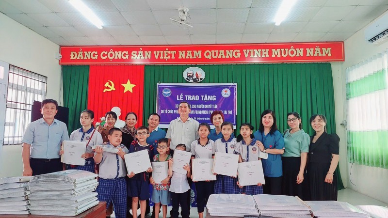 People, Children with Disabilities in Soc Trang Received Much-needed Gifts