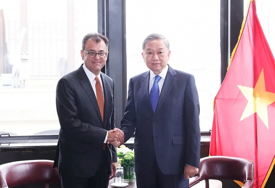 Party General Secretary and State President To Lam (right) shakes hands with Vice President for Government Affairs and Public Policy at Google Karan Bhatia. (VNA/VNS Photo Lam Khanh)