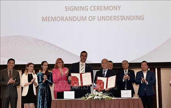 Representatives of the Vietnam Trade Promotion Agency (Vietrade) and the SPIRIT Slovenia Business Development Agency at the signing ceremony of their Memorandum of Understanding (MoU) on cooperation. (Photo: VNA)