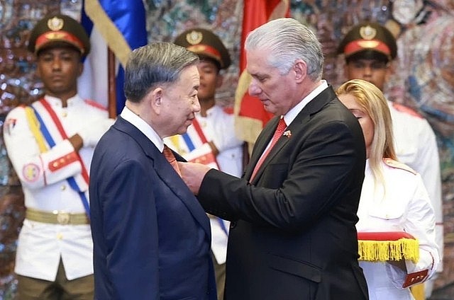 First Secretary of the Communist Party of Cuba Central Committee and President of Cuba Miguel Diaz-Canel Bermudez presents Jose Marti Order to Vietnamese General Secretary and President To Lam in Havana on September 26, 2024. Photo: VNA