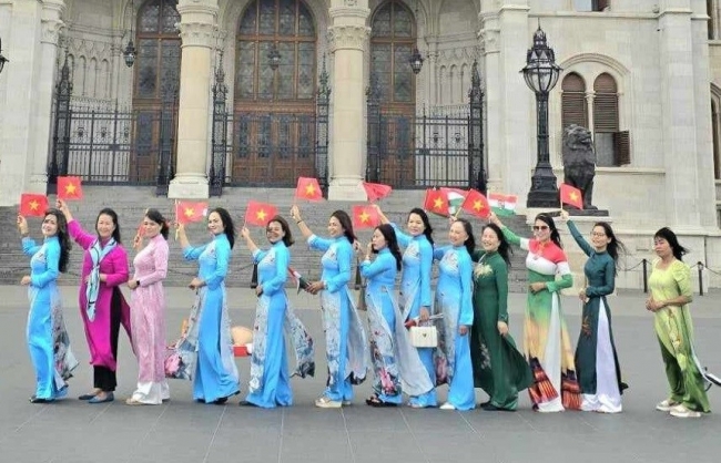 Vietnamese Ao Dai Heritage Club in Europe Established