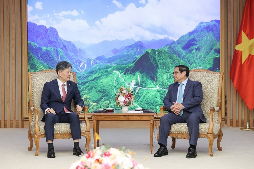 Vietnamese Prime Minister Pham Minh Chinh (R) and Korean National Police Agency's Commissioner General Cho Ji-ho during their meeting in Hanoi on September 28. (Photo: VGP)