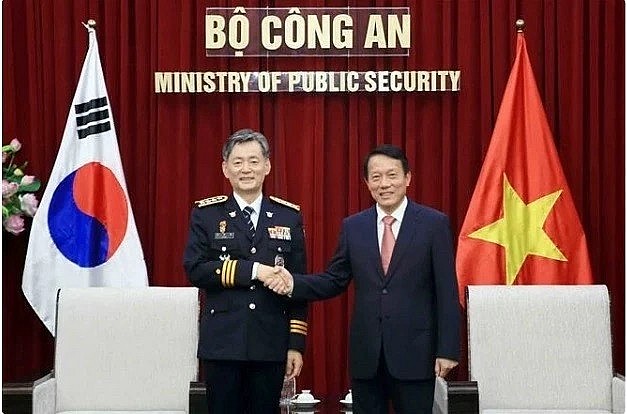 Minister of Public Security Senior Lieutenant General Luong Tam Quang (R) and Commissioner General of the Korean National Police Agency (KNPA) Cho Ji-ho at their talks in Hanoi. (Photo: VNA)