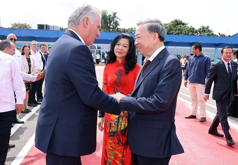 First Secretary of the Communist Party of Cuba and President of Cuba, Miguel Diaz-Canel Bermudez, bids farewell to Party General Secretary and State President To Lam and his spouse at Jose Marti International Airport in Havana on September 27. (Photo: VNA)