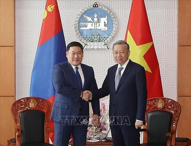 Party General Secretary and State President To Lam (R) and Mongolian Prime Minister Luvsannamsrain Oyun-Erdene.