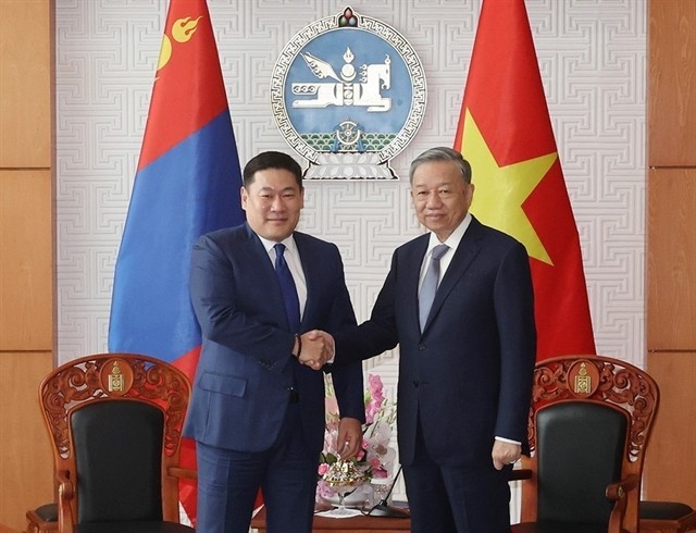 Party General Secretary and State President To Lam (R) meets Chairman of the ruling Mongolian People's Party and Prime Minister Luvsannamsrain Oyun-Erdene. (Photo: VNA)