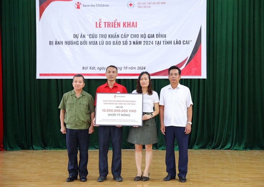 Save the Children Donates Emergency Support to People in Lao Cai Flood-hit Areas