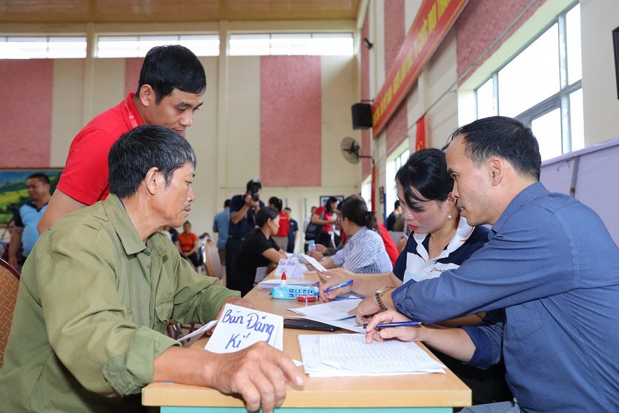 Save the Children Donates Emergency Support to People in Lao Cai Flood-hit Areas