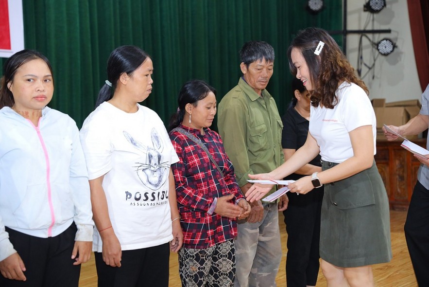 Save the Children Donates Emergency Support to People in Lao Cai Flood-hit Areas