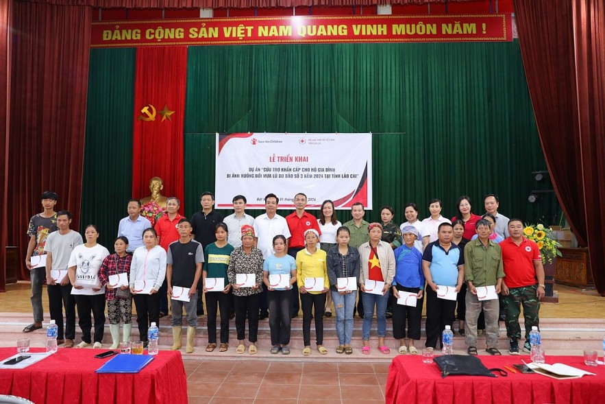 Save the Children Donates Emergency Support to People in Lao Cai Flood-hit Areas