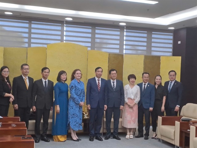 Chairman of Da Nang People’s Committee Le Trung Chinh hosts a reception for New Zealand Ambassador to Vietnam Caroline Beresford on October 1 (Photo: VNA)