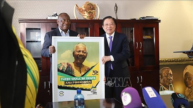 President of South Africa and President of the ruling African National Congress (ANC) Cyril Ramaphosa gives a present to Politburo member, Secretary of the CPV Central Committee and Chairman of its Commission for Internal Affairs Phan Dinh Trac. (Photo: VNA)