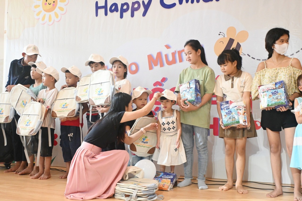 Children of Vietnam presents gifts to children