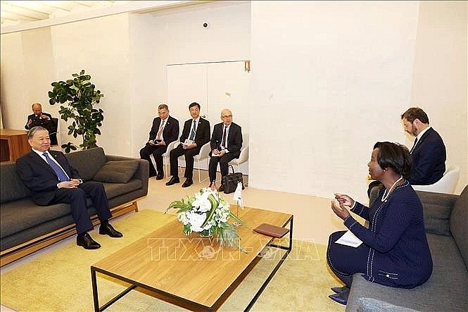 General Secretary and President To Lam of Vietnam (L) meets with Secretary-General of the International Organization of La Francophonie (OIF) Louise Mushikiwabo in Paris on October 5 on the sidelines of the 19th Francophonie Summit. (Photo: VNA)