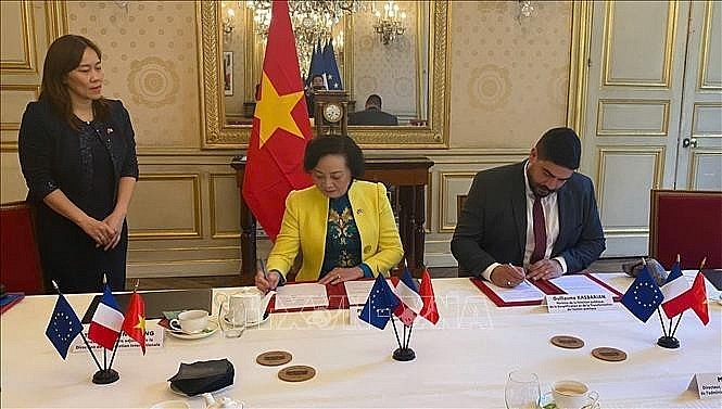 Vietnamese Minister of Home Affairs Pham Thi Thanh Tra and French Minister for Public Servants, Simplification and Transformation of Public Action Guillaume Kasbarian sign bilateral cooperation documents on public services, administrative modernization. (Photo: VNA)