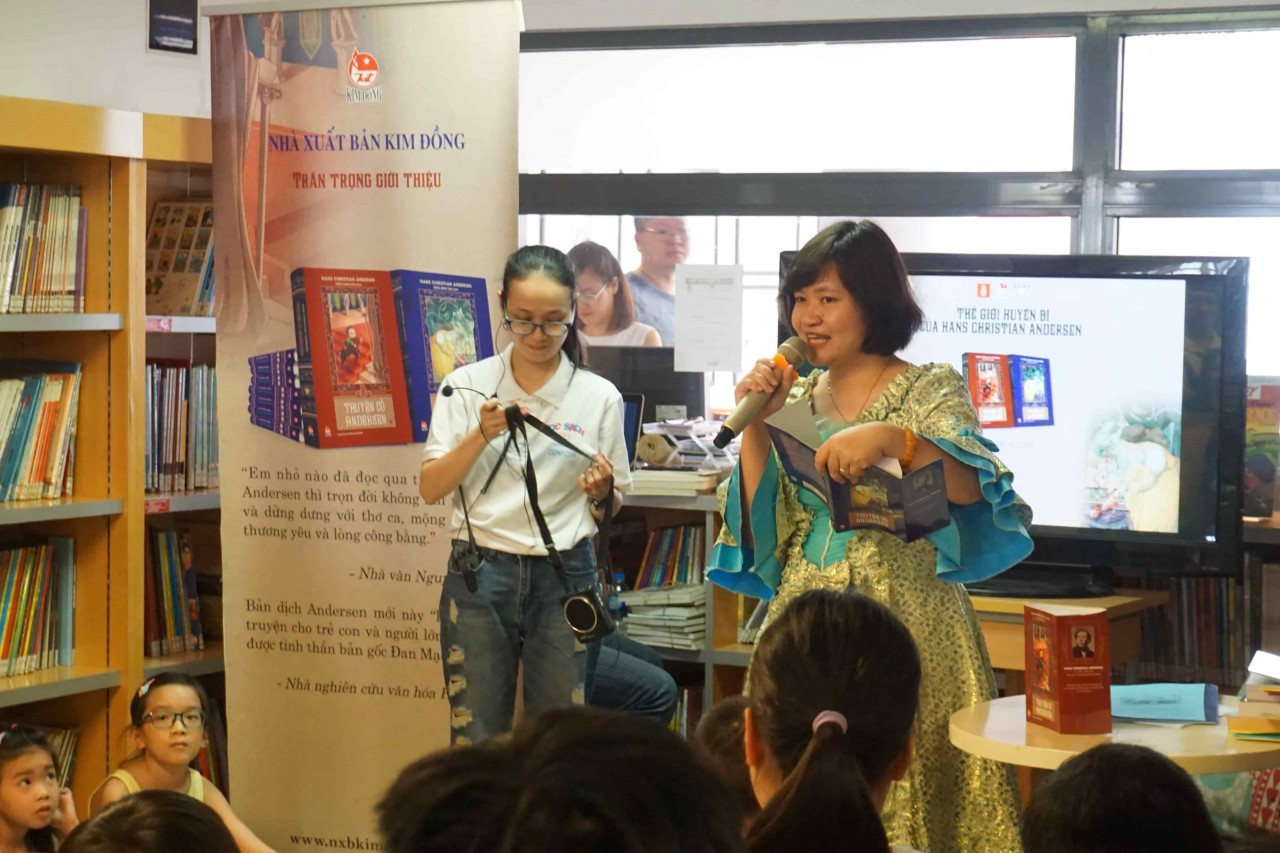 Dr. Nguyen Thuy Anh (R) shares with readers about Andersen's fairy tales. (Photo: Phi Yen)