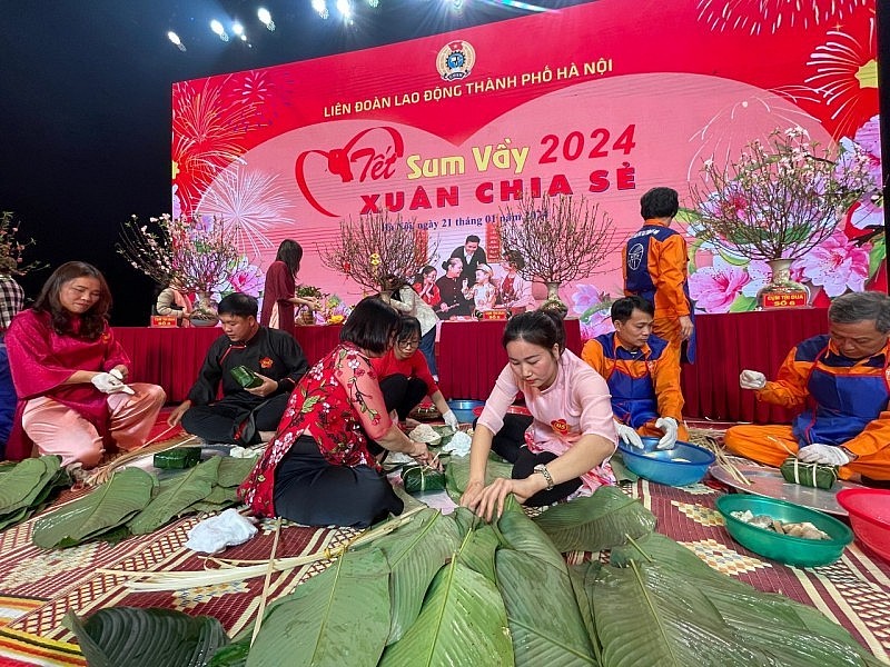 Lunar New Year: Vietnam Trade Union Gives 2,400 Plane and Train Tickets to Workers