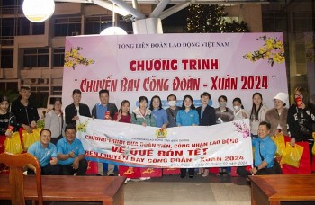 Lunar New Year: Vietnam Trade Union Gives 2,400 Plane and Train Tickets to Workers