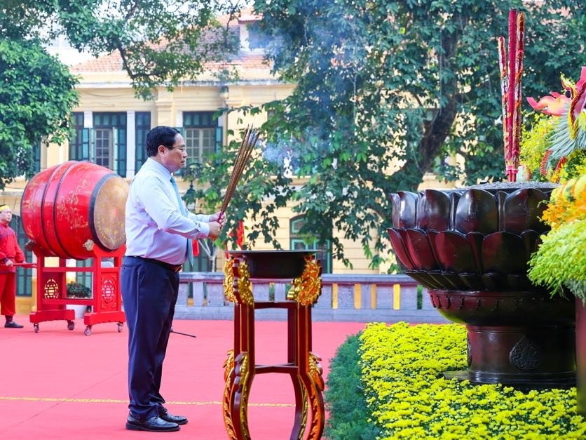 The ceremony began with a delegation of Party, State, and Vietnam Fatherland Front officials, led by Prime Minister Pham Minh Chinh, performing a solemn incense offering at the statue of King Ly Thai To, paying tribute to the ancestors who made significant contributions to the country and the Capital. (Photo: VGP/Nhat Bac)