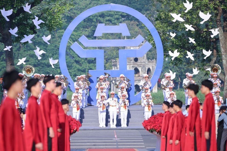 A formal flag-raising ceremony, attended by approximately 10,000 people, recreated the first flag-raising in Hanoi on October 10, 1954, following the Capital’s liberation. (Photo: VGP/Nhat Bac)