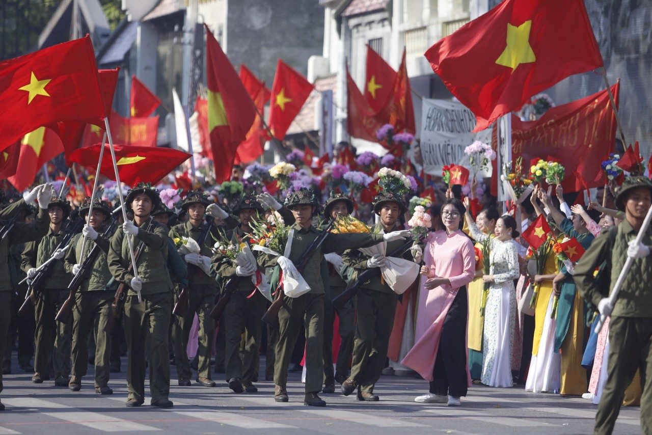 The highlight of the festival, eagerly anticipated by many residents, was the reenactment of the historic memory of 70 years ago, when the victotious army entered the capital amidst the enthusiastic welcome of tens of thousands of Hanoi residents. (Photo: Tap chi Doanh nghiep va Tiep thi)