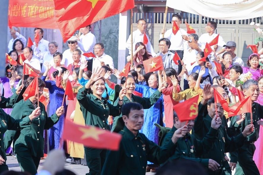 The reenactment titled “The Victory Return” depicted the army marching through the city’s gates into Hanoi. (Photo: VGP/Nhat Bac)