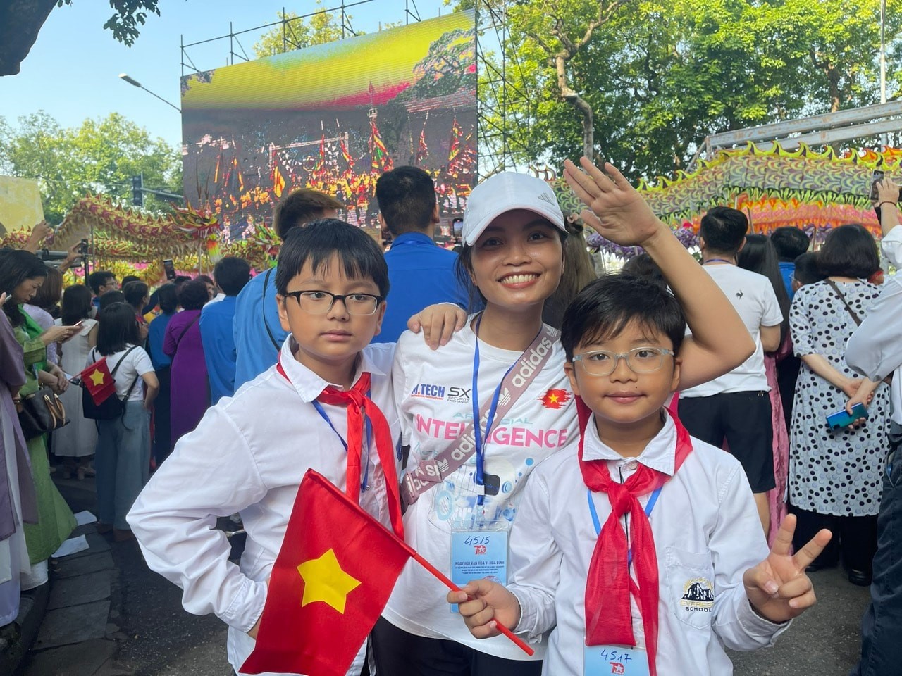 A large number of students also attended the festival. Mai Thi Lien, from Doi Can Street in Ba Dinh District, Hanoi, brought her two sons along so they could feel proud of being born and raised in the thousand-year-old cultural city of Hanoi. (Photo: Ha Noi Moi Newspaper)