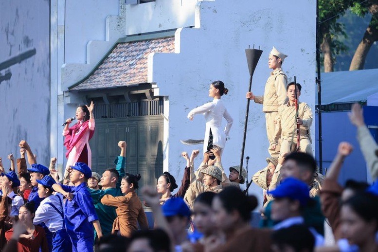 The segment titled “October Emotions” reenacted the  of the arduous 9-year resistance, which ended with the historic Dien Bien Phu victory that resounded across the world. This victory symbolized the spirit of independence and the burning desire for freedom of the entire nation. (Photo: VGP/Nhat Bac)