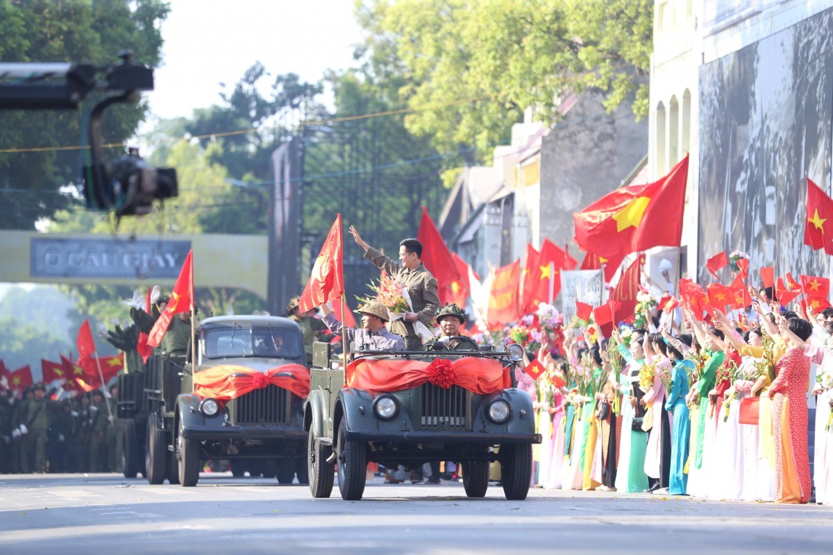 Images of Hanoi’s Mayor, Doctor Tran Duy Hung, leading the victorious army into Hanoi on October 10, 1954, greeted with jubilation by the people of the capital. (Photo: Tap chi Doanh nghiep va Tiep thi)