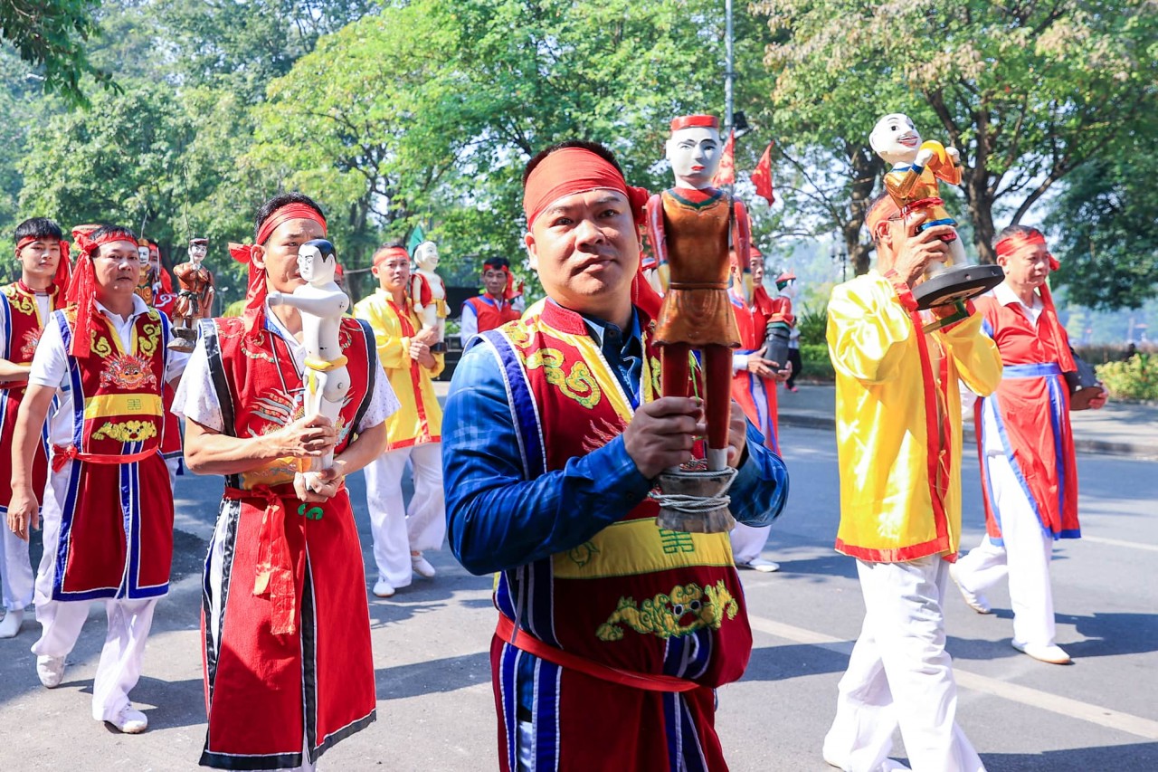 The festival continued with parades and performances showcasing traditional folk arts such as the ancient dragon dance “Giao Long,” the “Bong” dance, and the traditional art of “Cheo tau tong goi.” There were also performances and exhibitions of water puppetry, “Xam” singing, and demonstrations of the UNESCO-recognized intangible cultural heritage of tug-of-war games. (Photo: VGP/Nhat Bac)